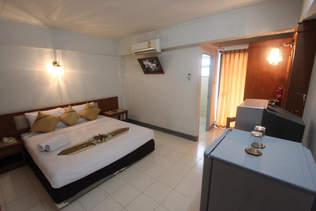 Standard Double or Twin Room,123383356:JPEG